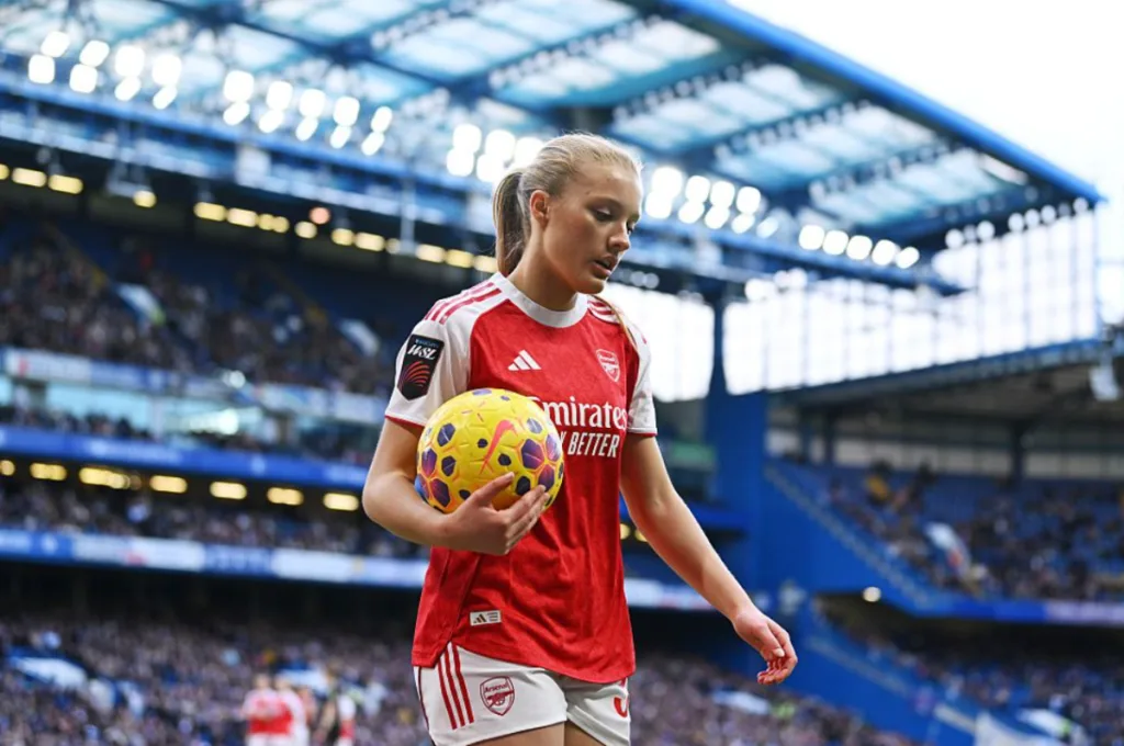 Khủng hoảng rình rập và quấy rối ở bóng đá nữ tại Anh