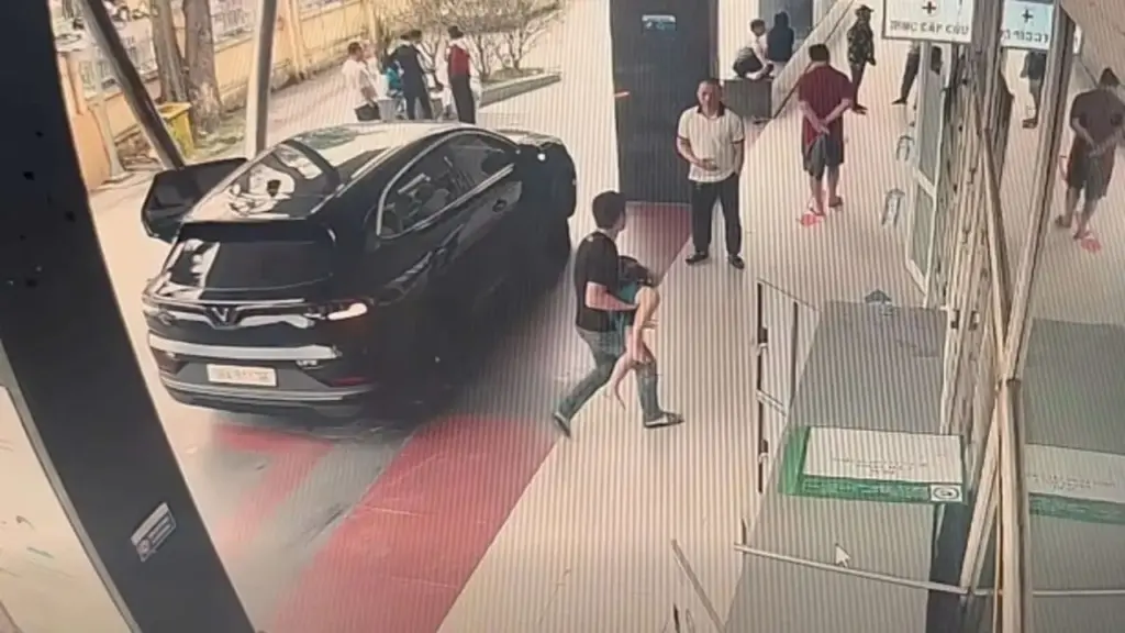 Tài xế vượt đèn đỏ đưa cháu bé đi cấp cứu